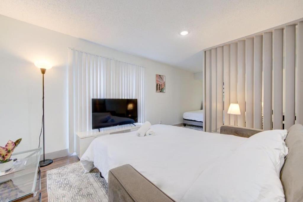 Lux Suite /King Bed /Free Parking/Pool/First Floor Houston Exterior foto